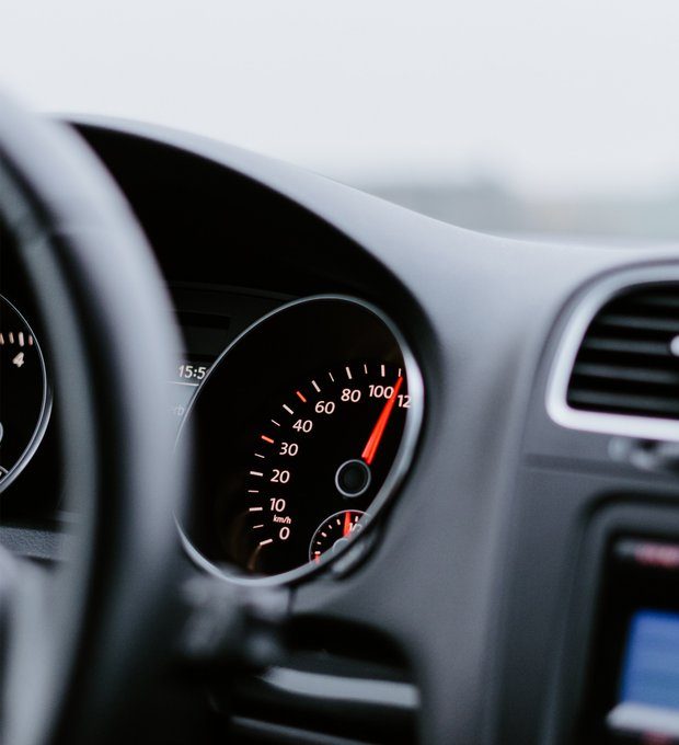 Het dashboard en de teller van een auto, gezien vanaf de bestuurdersstoel