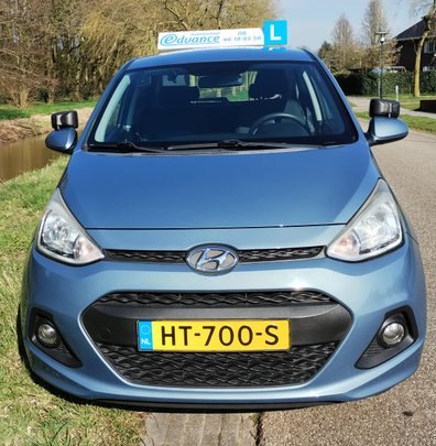 De handgeschakelde lesauto van Autorijschool Edvance met daklicht en L op het dak